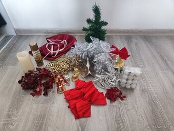 vianočné dekorácie, mašle, gule, stromček, bordové vrecko..