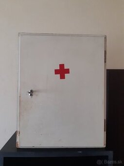 Retro skrinka prvej pomoci