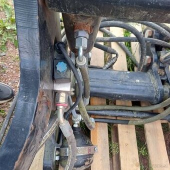 Celna hydraulika new holland 6030