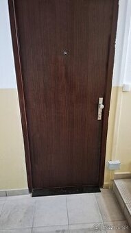 Predam bezpecnostne vchodove dvere do bytu