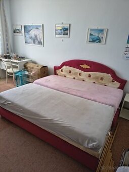 Posteľ s úložným priestorom