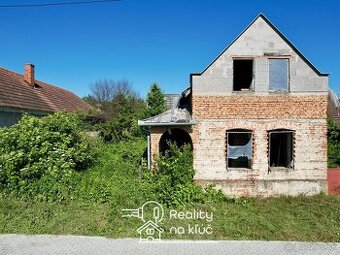 Na predaj rodinný dom s pozemkom 3 504m²  Tesárske Mlyňany
