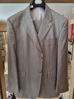 Oblek svetlo sivá farba