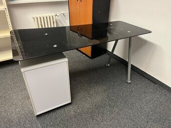 Sklenený kancelársky stôl s kovovými nohami a zásuvkovou skr - 1