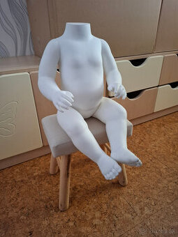 Detská sediaca figurína Mayoral bez hlavy -bábätko 6 mes.