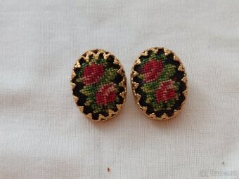 Starozitne vysivane nausnice klipsne rucna vysivka