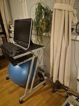 Stolík na kolieskach pod počítač