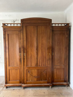 Starožitná skriňa