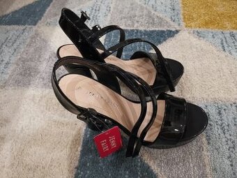 Predám čierne sandale 38