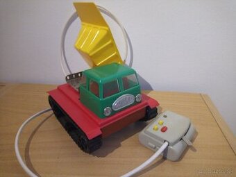 Staré hračky - pásové vozidlo