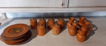 Staré drevené džbániky, koreničky a tanieriky