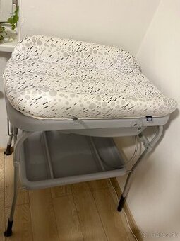 Prebaľovací pult s vaničkou chicco