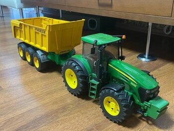 Bruder traktor John Deere a vlečka Joskin