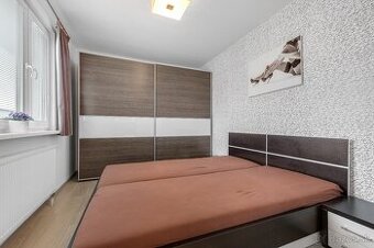 Predam manzelsku postel s odkladacim priestorom a rostami