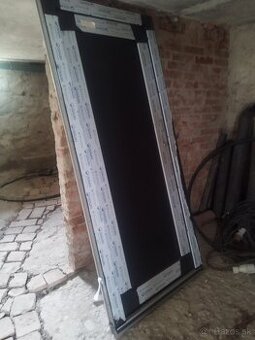 Dvere vchodove prave