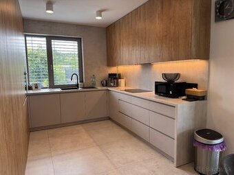 5min od mesta - designový a špičkový RD novostavba