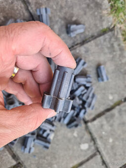 Plastová dištančná vložka (spojka) so závitom M8