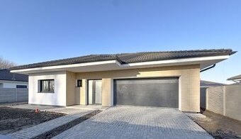 Rodinný dom s dvojgarážou a veľkým pozemkom na predaj