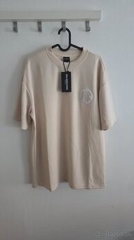 BALENCIAGA Metal Logo Oversized Tee – NOVÉ