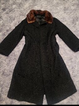 Elegantný čierny karakulový kožuch s hnedým golierom