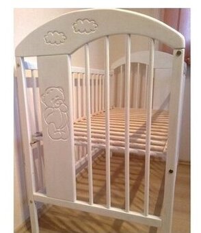 Drevená postieľka so spúšťacím bokom Biela / Prírodná