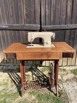 Starožitný Šijaci Stroj Minerva