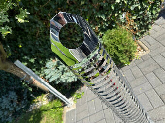 Vertikálny stojan pre 50 ks CD a DVD média