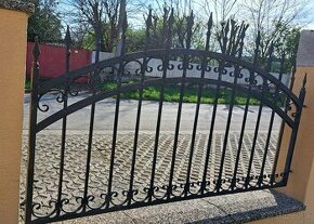 Kovaná brána s plotom - 1
