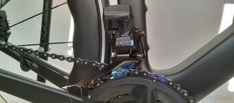 Kompletný karbónový cestný bicykel s elektronickou prehadzov