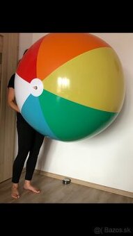 Obrovská plážová lopta.