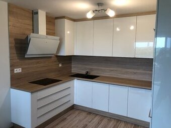 Moderný priestraný 2 izbový byt s garážovým státim - 1