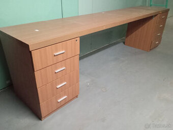 Kancelársky stôl s dvoma kancelárskymi kontajnermi