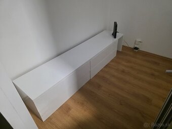Skrinka pod TV.