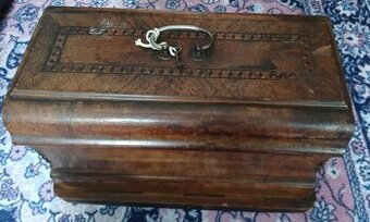 Kufrikový šijací stroj