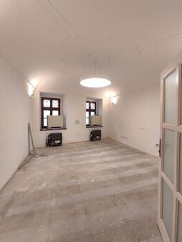 Obchodno-kancelársky priestor na prízemí, s vlastným vstupom