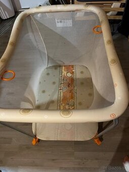 Ohradka s vaničkou a oblečením