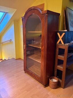 Štýlová starožitná knižnica / vitrínová skriňa – Altdeutsch