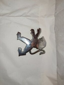 predny znak peugeot vyska 8,5cm 30€