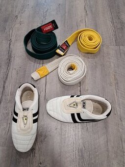 Karate - topánky a opasky.