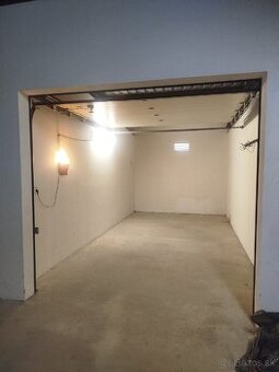 Garáž v garážovom dome trávnilu