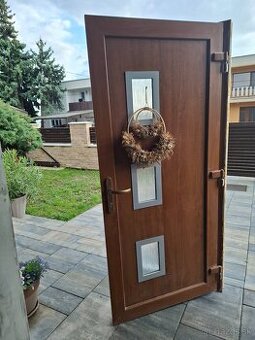 Plastové vchodové dvere a balkónové dvere so zárubňou