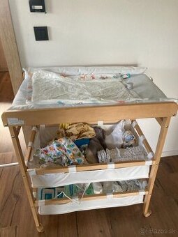 Prebaľovací pult s vaničkou na kúpanie a úložným priestorom