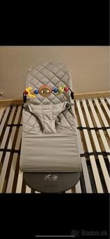 Kresielko babybjorn s hračkou