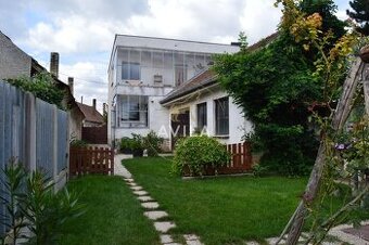 REZERVOVANÉ: priestranný 5-izbový rodinný dom s pozemkom 696