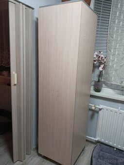 Jednodverová policová skriňa s možnosťou aj vešiakovej časti
