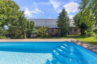 Predaj krásny vidiecky 5-izbový rodinný dom s bazénom so sla