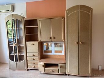 Obývacia stena s prírodným vzhľadom DIY