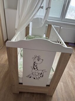 Detská postieľka so žirafkou
