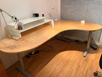 Pisací stôl s lampou