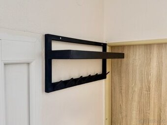 Kovový nástenný vešiak s drevenou policou – industriálny diz